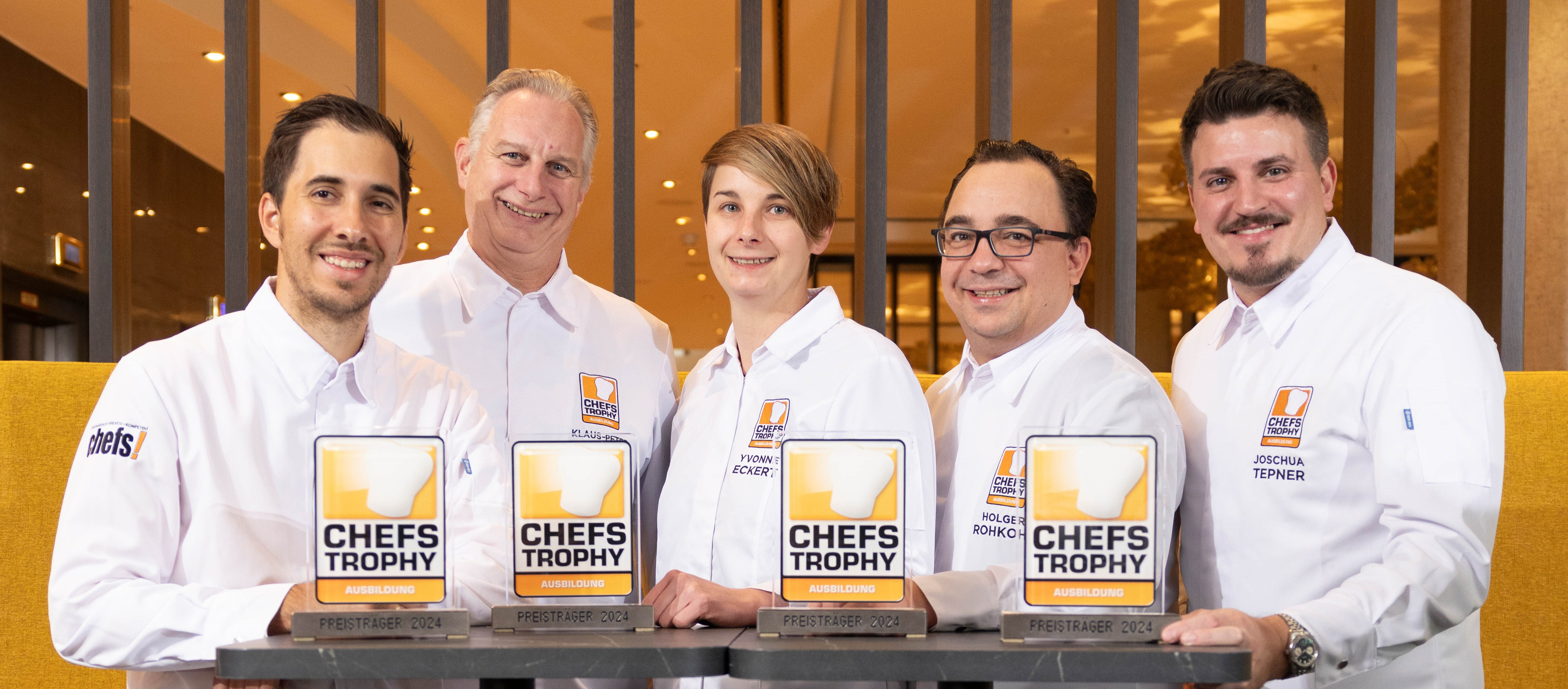 Neu im Netzwerk der CHEFS TROPHY Ausbildung (von links): Philipp Stein (Restaurant Steins Traube, Mainz), Klaus-Peter Krebs und Yvonne Eckert (Europa-Park Freizeit- und Familienpark Mack KG, Rust), Holger Rohkohl (Hotel Breidenbacher Hof, Düsseldorf), Joschua Tepner (Excelsior Hotel Ernst, Köln). Nicht im Bild: Philipp Ferber (Culinary Director, Breidenbacher Hof) und Mirko Gaul (Restaurant taku, Excelsior Hotel Ernst)