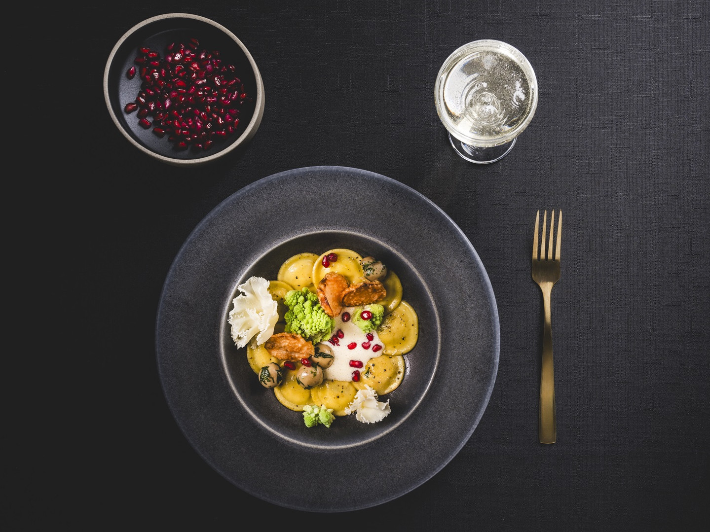 Gefüllte Pasta mit Romanesco, Champignons, Topinambur, dazu Granatapfelkerne