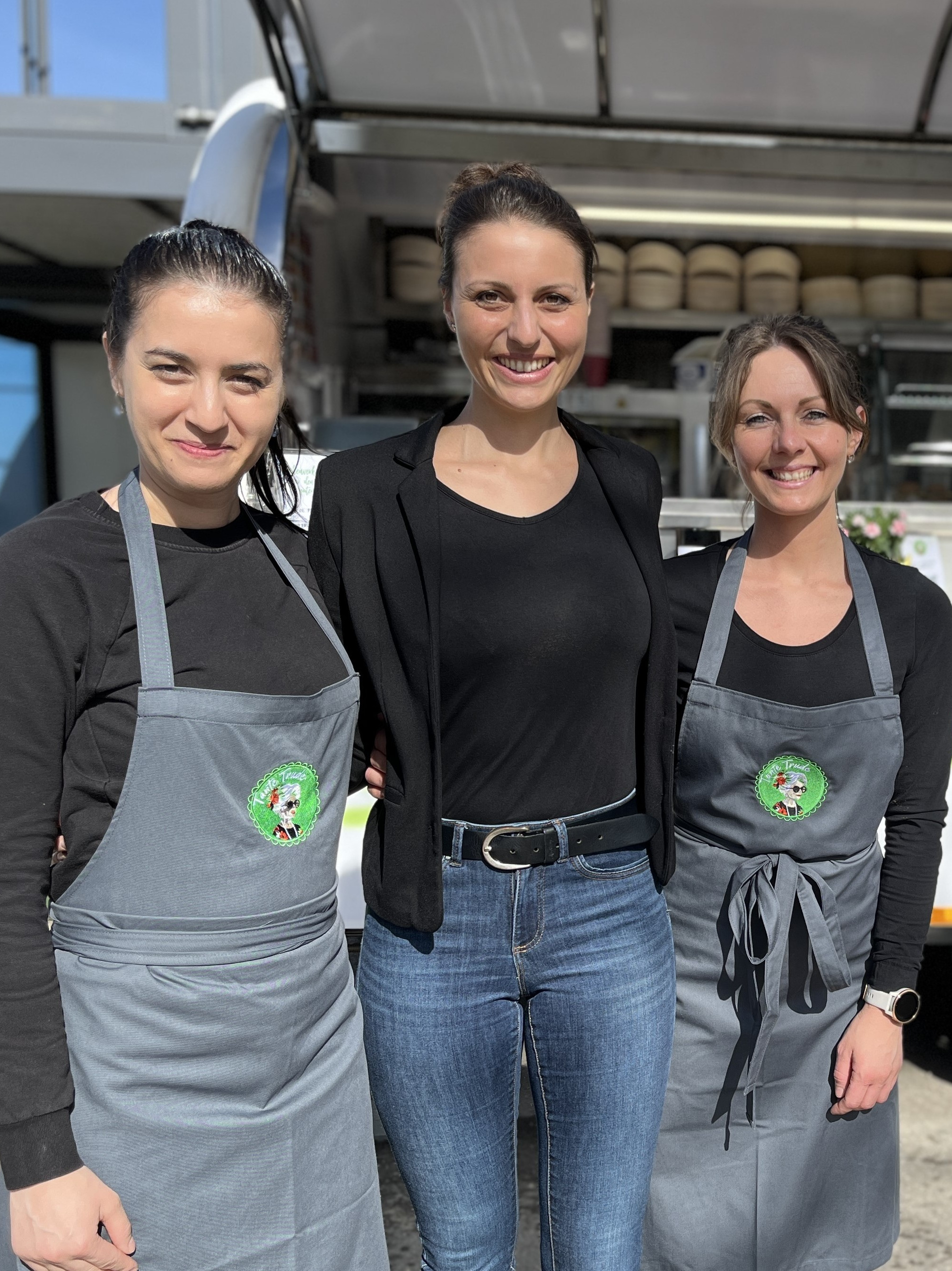 Drei Frauen vor dem Tante Trude 