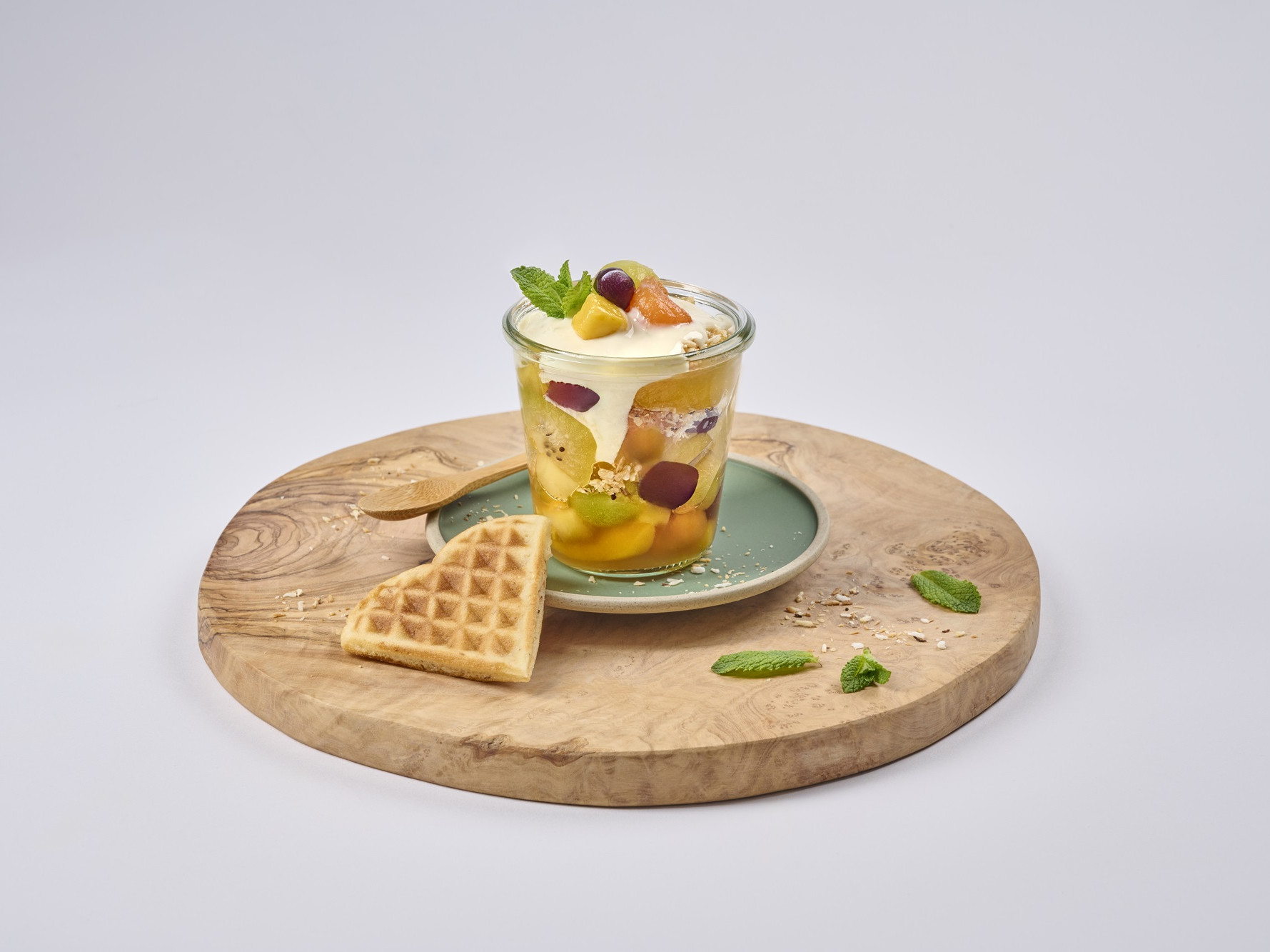 Dessert im Glas mit Joghurt und exotischen Früchten, dazu Kokos-Waffelherz