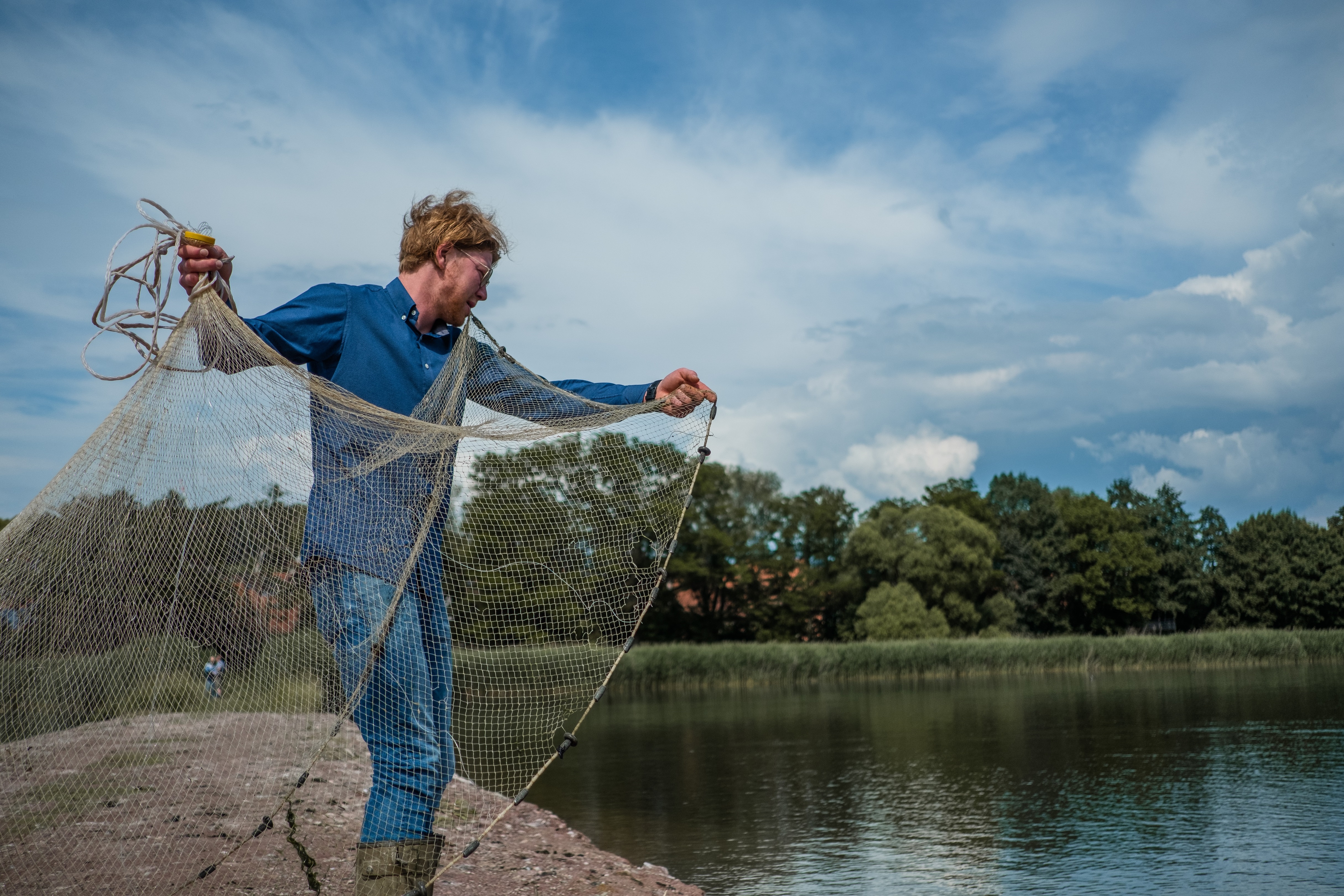 Louis Grimmer bei der Fischzucht