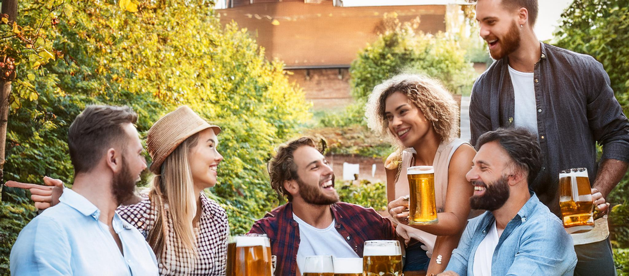 Frauen und Männer im Biergarten