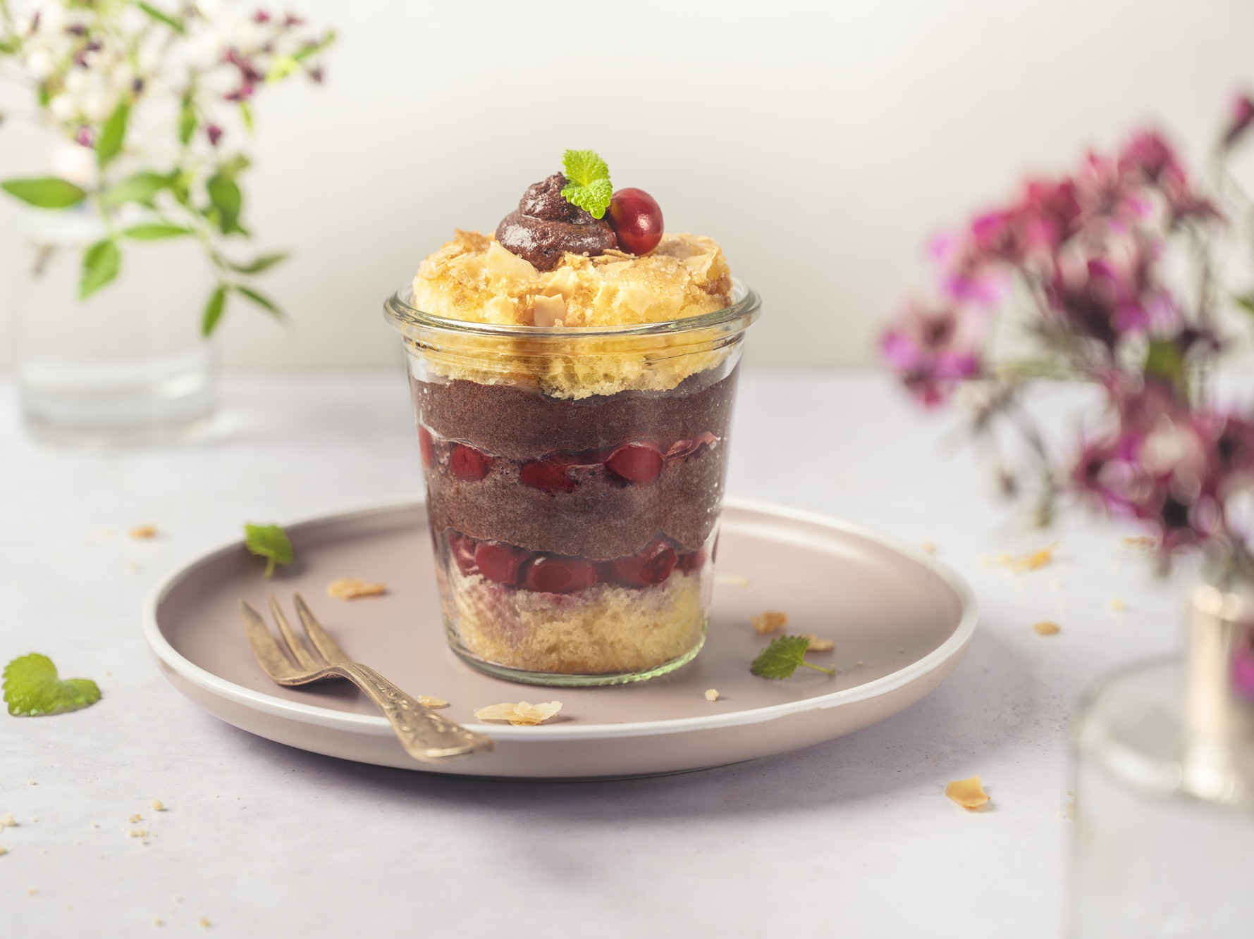 Weckglas mit Zucker-Mandelkuchen, Tonkabohne, Schokomousse und Kirschkompott