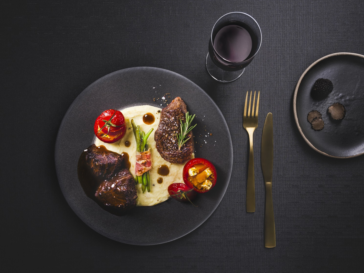 Ochsenbäckchen und Rinderfilet auf Püree mit gefüllten Tomaten