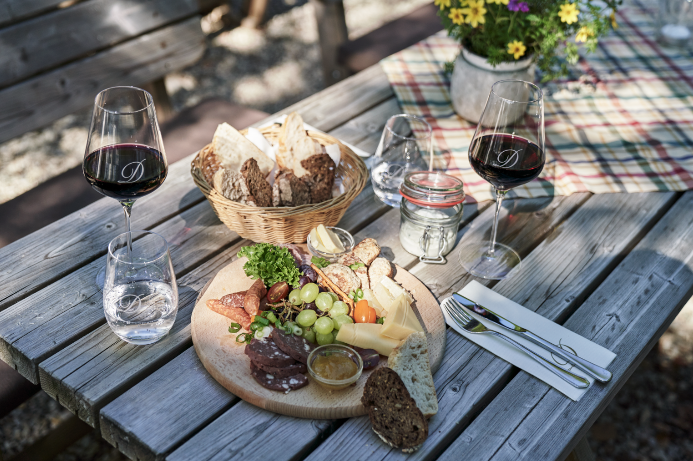 Das kulinarische Angebot kann auch deftig: die Vesperplatte für zwei Personen u. a. mit Bergkäse, Gouda, gekochtem Mett, Blutwurst, Leberwurst und Brot.