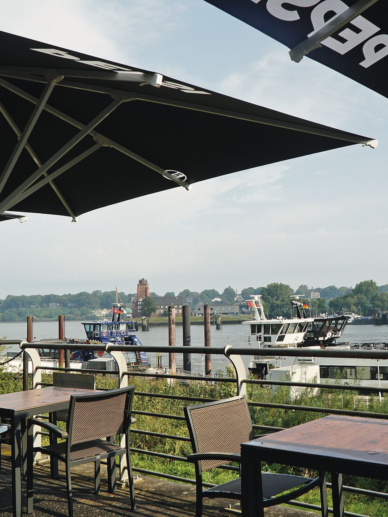 Restaurantterrasse mit Blick auf die Elbe