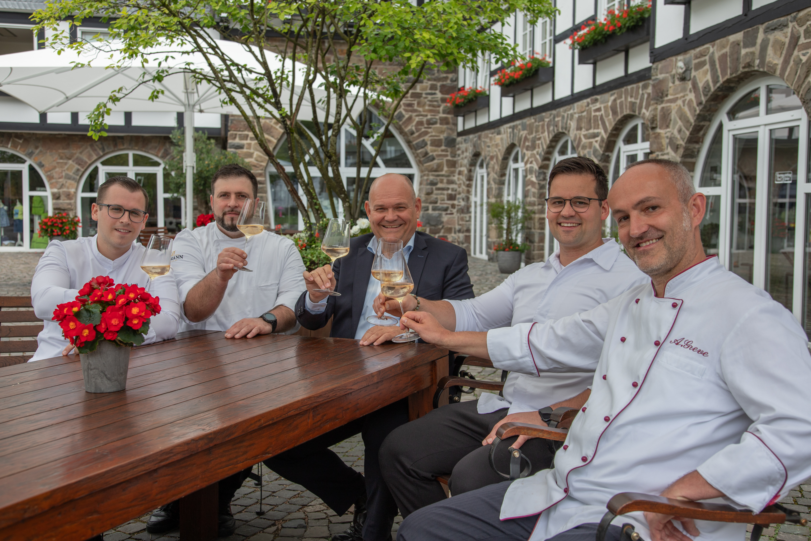 Hotel-Geschäftsführer Jochen Deimann (Mitte) und seine Küchen-Crew – v. l. n. r. Pascal Pontzen (Chef de Cuisine), Andrea Garagiola (Chef de Cuisine), Felix Weber (Sternekoch – Chef de Cuisine) und Alexander Greve (Chef de Cuisine) 